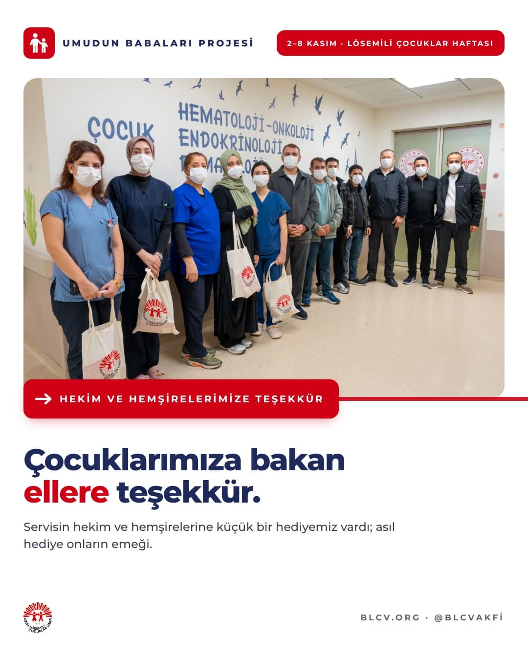 Servisin hekim ve hemşirelerine teşekkür hediyeleri takdim edilirken