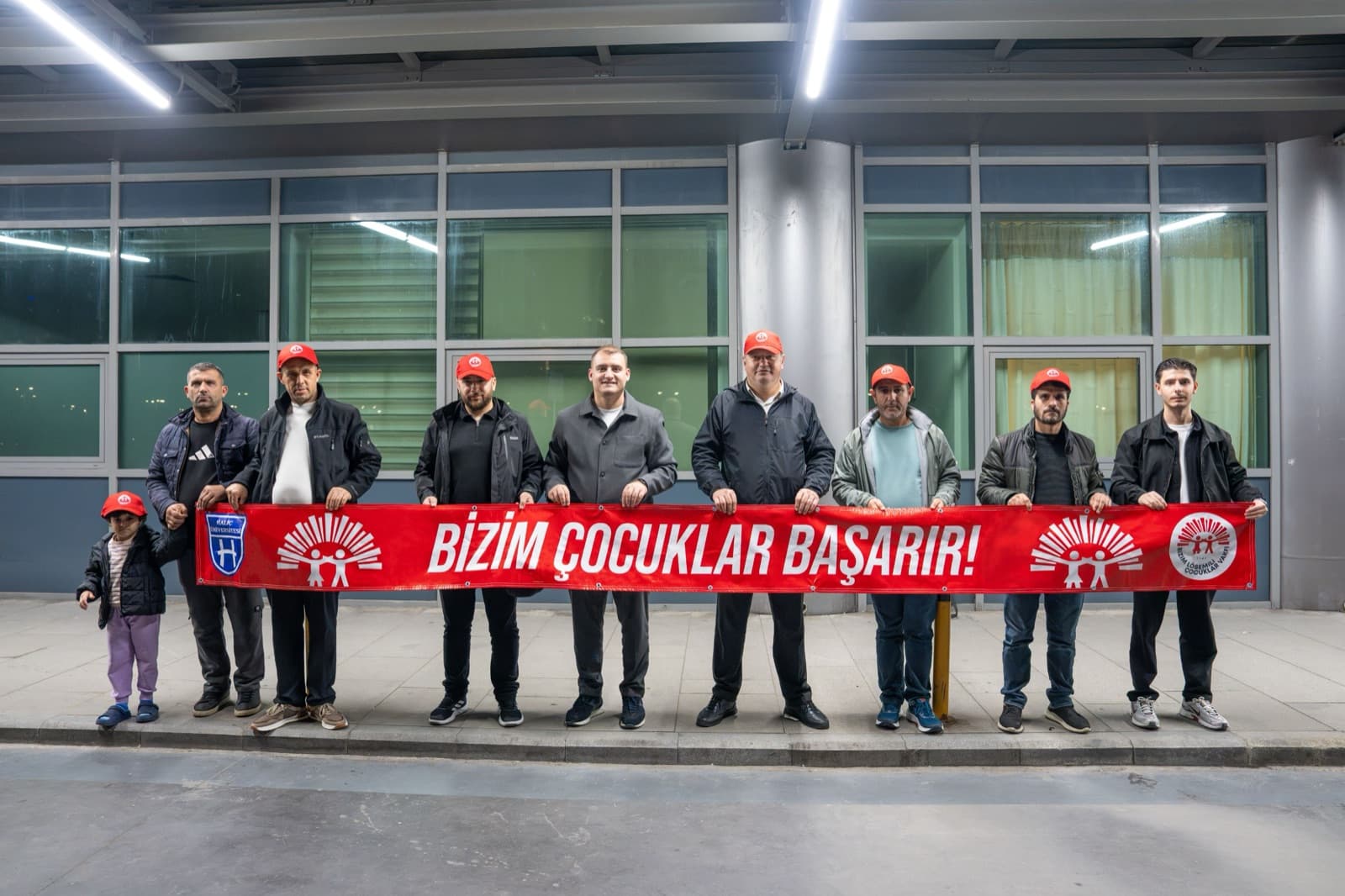 Lösemili çocukların babaları, hastane önünde "Bizim Çocuklar Başarır!" pankartıyla bir arada