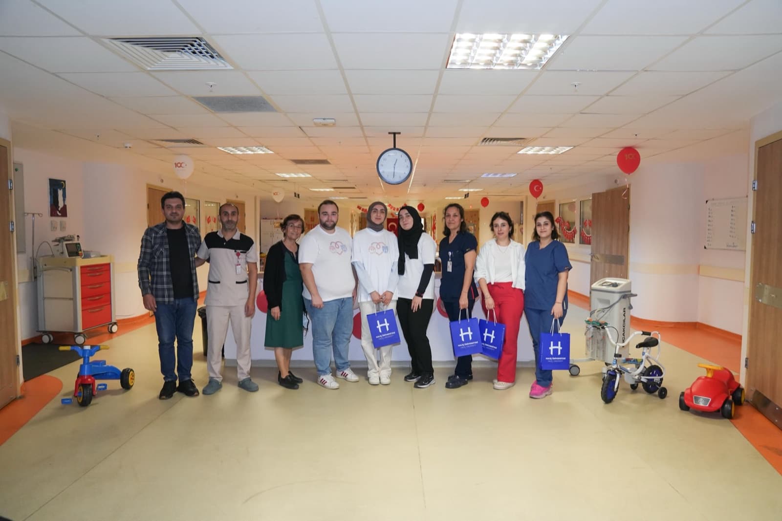 Vakıf gönüllüleri hastane ziyaretinde çocuklarla birlikte