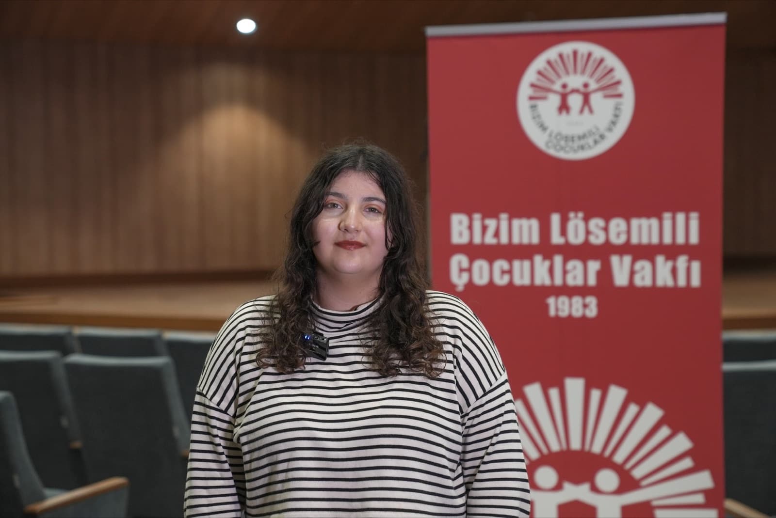 Sıla Duran, Bizim Lösemili Çocuklar Vakfı pankartının önünde